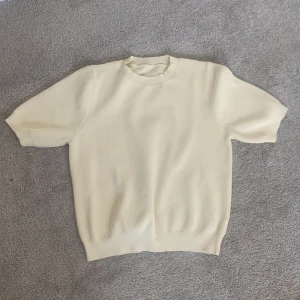 Stickad topp  - En beige/krämvit stickad topp från shein, nyskick Pris kan diskuteras 