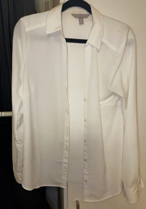 Vit skjorta från H&M - Vit skjorta, storlek S (36). Nypris 299