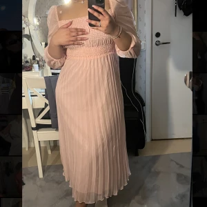Rosa klänning - Plisserad rosa klänning, går att ha axlarna uppe och även off shoulder💓💓