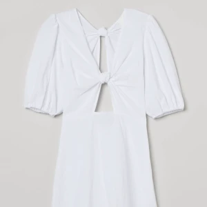 Vit klänning  - Så fin klänning från H&M, aldrig kommit till användning. Passar bra till student och annat. Helt ny! Köpt för 199kr 🙌🏼