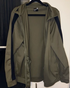 Under amour träningströja - Oversized, är enligt för män men kvinnor kan också använda den. Sitter fint på och är bekväm