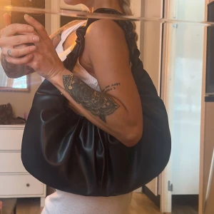 Svart väska  - Väska 