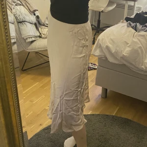 Guldig sidenkjol - Sidenkjol med resor i midjan, väldigt skrynklig på bilderna pga har bara legat i garderoben, spårbar frakt 61kr💕