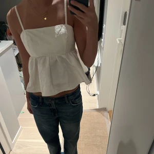 Vitt volang linne - Jättefint ”volanglinne” från Gina tricot med så fint diskret mönster. Så fin rygg dessutom! Storlek 34 