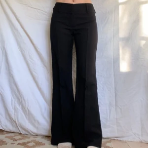 Utsvängda kostymbyxor - Lågmidjade utsvängda svarta kostymbyxor, från märket Orsay! Står stl 40 men passar mig som brukar ha XS/S och är 173 cm, midjemåttet är 72 cm och innerbenslängden 80 cm 💕