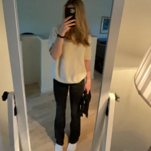 Stickad t-shirt - Säljer denhör stickade t-shirten då den tyvärr inte kommer till användning. Den är i storlek L men passar mig som vanligtvis är en stolek xs/s.  Inga defekter. Är lite osäker på om jag vill sälja så kom med egna prisförslag! Tryck ej på köp direkt!