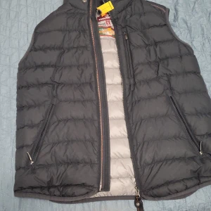 Parajumpers väst - Ny skick parajumpers väst storlek small jätte fin passar inte mig har använt den i en månad. Ny pris ligger på 3500. Kan mötas i Stockholm 