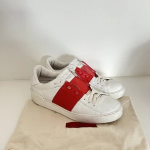 Valentino skor - Valentino skor i strl 38, kommer med dustbag - skriv om du har frågor eller vill ha fler bilder 🙌🏼