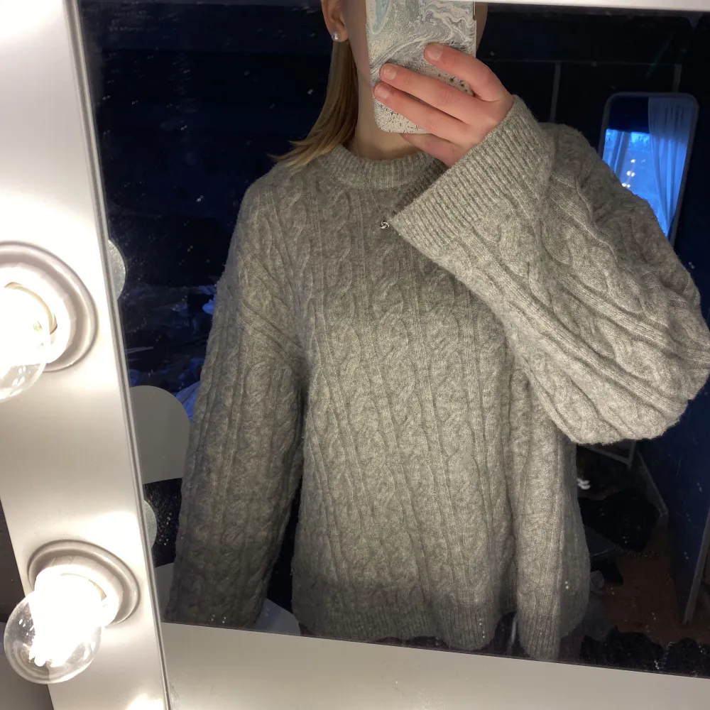 Säljer denna tröjan från h&m i storlek XS, men den är väldigt stor i storleken så skulle säga att den sitter som en M💞. Tröjor & Koftor.