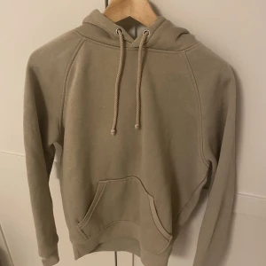 Bikbok hoodie - Säljer min jättefina hoodie ifrån bikbok i beige. Nypris 399