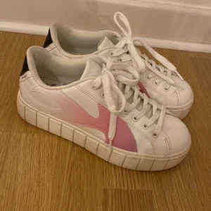 Skor från bershka  - Snygga skor från bershka i strl 36, passar bra på mig som egentligen har 37. Mycket bra skick. Säljer för 200 + frakt 🥰