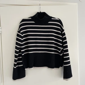 Stickad tröja  - Supersnygg stickad tröja från Gina tricot! Använd men i fint skick 💗 frakt tillkommer! 