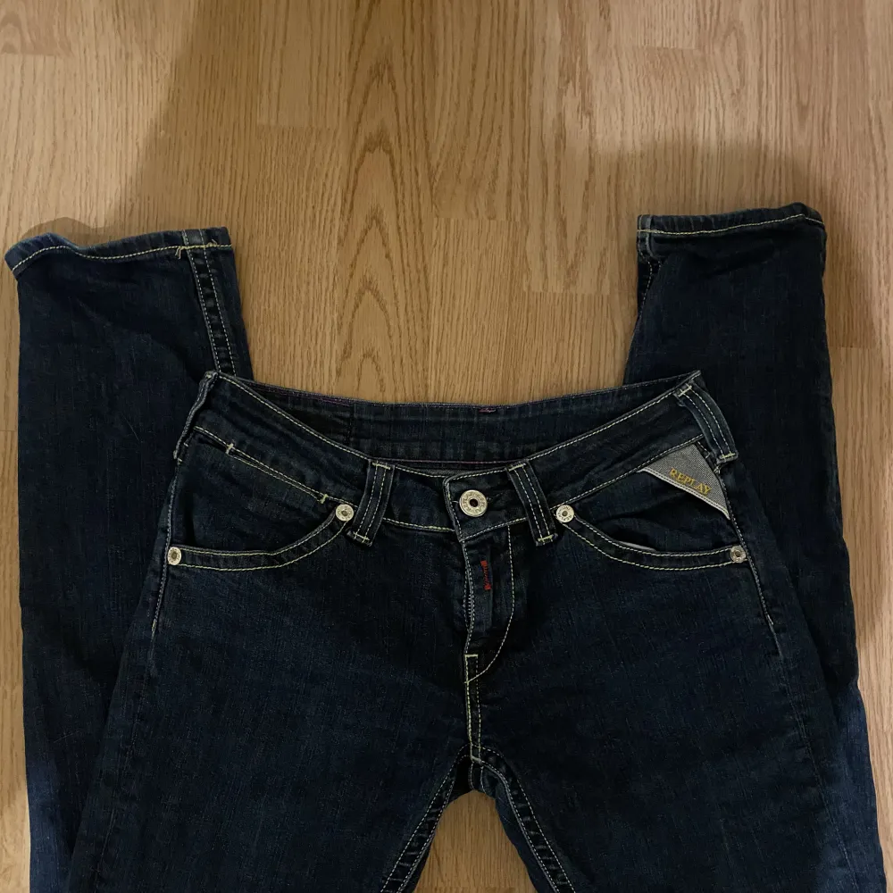 Säljer dessa fina jeans pga att ja inte använder dom längre💗Lågmidjade jeans köpta på second hand 💗midjemått 76cm och innerbenet är 70cm💗💗köp direkt för 350 kr, köparen står för frakt💓💓. Jeans & Byxor.