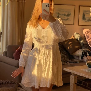 Studentklänning - Jättefin vit klänning som passar perfekt till student. Bra passform med dragkedja i sidan. Behöver strykas. Har underkjol, så inte genomskinlig. Använd någon gång. Nypris 600kr. Säljer för 260kr. 