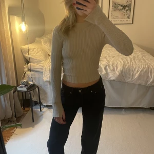 Finstickad tröja - Säljer min finstickade tröja från pull&bear (köpt på zalando) i storlek S met slit i armarna. Färgen är lite missvisande, skulle säga att den är lite mer beige än hemsidans bild😊