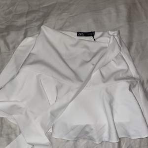 En jätte snygg shorts kjol från zara. Den har band som man kan knyta hur man vill t.ex en rosett/ Knut fram eller bak