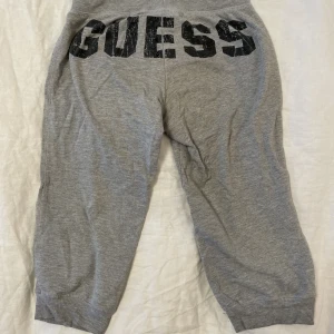 Tajta mjukisbyxor från Guess - Capri byxor(går strax nedanför knä) den Guess i storlek S