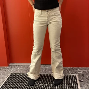 lågmidjade jeans  - Lågmidjade jeans från brandy!