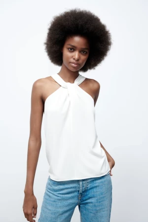 Halternecktopp med knytning - Säljer denna populära topp från zara. Den är helt oandvänd, lappen är fortfarande kvar! Ordinarie pris 199 kr. Köparen står för frakt.