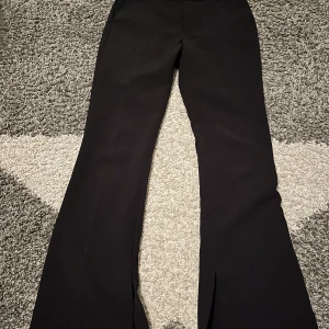 Lågmidjade kostymbyxor  - Säljer fina svarta lågmidjade kostymbyxor från bik bok. Fint skick, knappt använda.