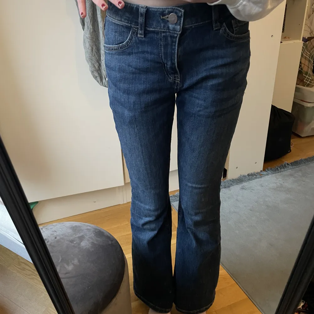 Super fina lågmidjade och bootcut jeans💗använt mycket men inte något som synd på dem!  Från Lindex. Storlek 158 12-13, dem är lite förkorta för mig som är 160! Skriv vid intresse eller frågor💗. Jeans & Byxor.