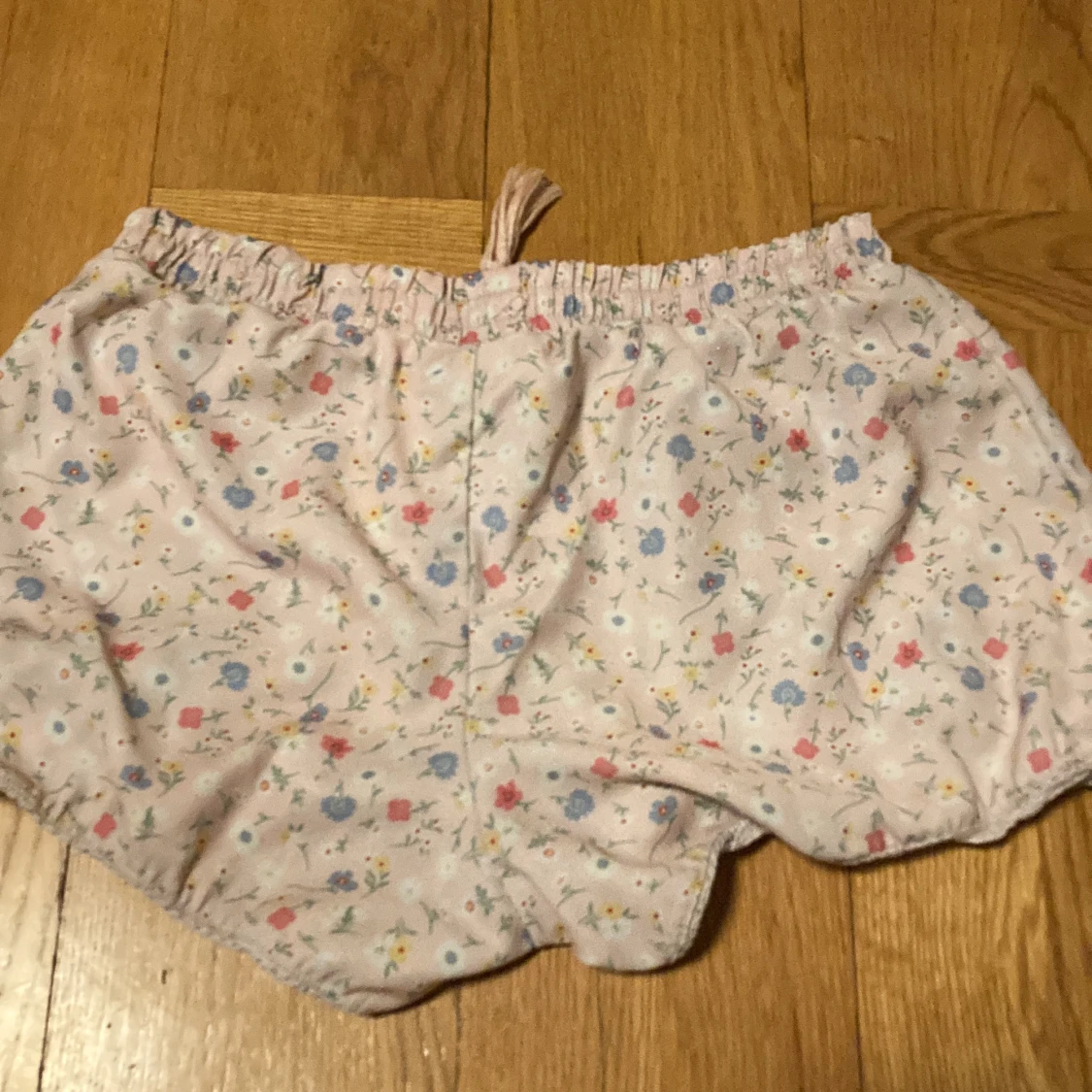 shorts med blommor på - 90