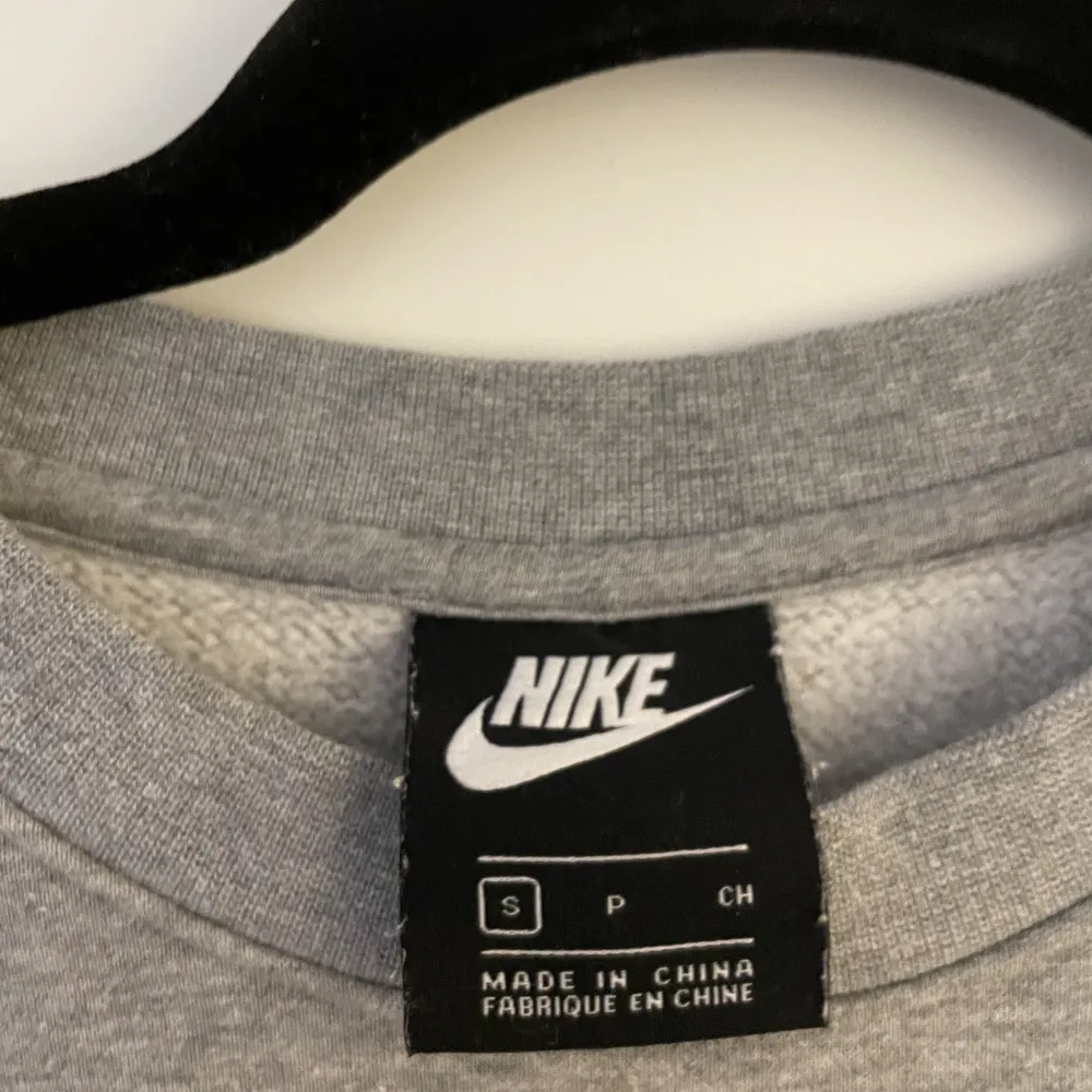 Grå Nike sweater i storlek S (herr). Använts sparsamt men något nopprig (se bild).. Hoodies.