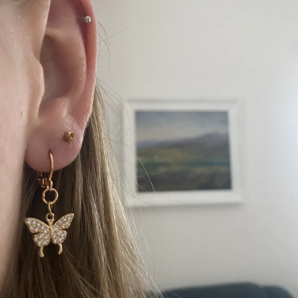 Handgjorda örhängen, ordinarie brevfrakt inräknad i priset💖 @bladhsmycken på Instagram . Accessoarer.