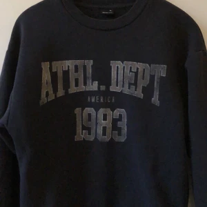 Sweatshirt  - Sweatshirt med tryck i storlek XS   från ginatricot!