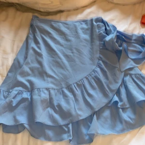 Kjol - Jätte fin kjol som aldrig är använd, säljer då de inte är min stil