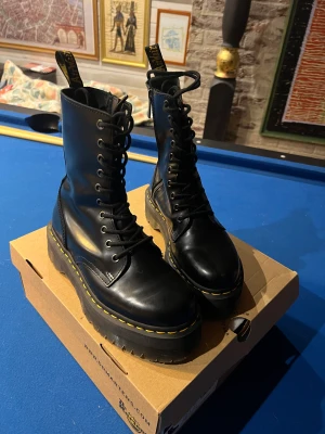 Dr martens Jordan hi  - Finaste dr martens modellen. Extra höga med dubbel platåsula. Jag har bara använda skorna över en halv dag så de är i nyskick. 