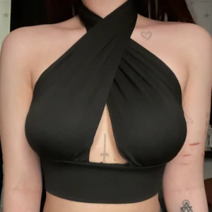 Halterneck topp - Säljer då jag inte använder den🖤Knyte i nacken men hel runt om🖤Tyget är väldigt stretchigt och inte seethru🖤