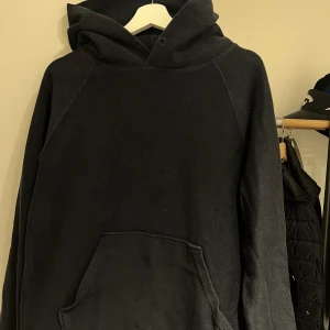 Filippa k hoodie - Fin marinblå Filippa k hoodie. Använd och små defekter i form av lösa trådar vid fickan. Inga fläckar eller dylikt. Lite vintagekänsla