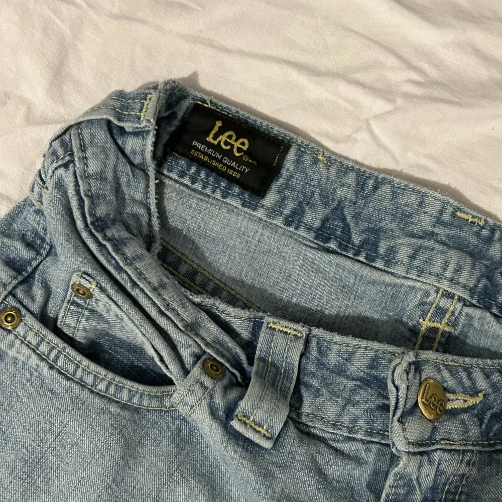 Säljer mina lågmidjade bootcut jeans från Lee då de är för små. Använda ett par gånger men ser fortfarande ut som nya :3 Skriv för fler bilder. Original pris: 699kr. Jeans & Byxor.