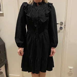 & Other stories klänning NY - Ny klänning med lappen kvar. Många fina detaljer. Str 38 men känns mer som en 36:a.  Finns i Göteborg. 