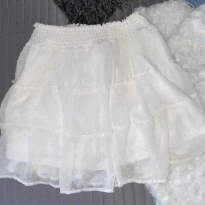 Kjol - Supersöt kjol från SHEIN. väldigt stretchig, perfekt i sommar🤍👍🏼 70 + frakt 