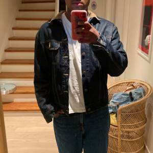 Lee jacka i jeans med lätt innefoder perfekt till de mesta! Storlek L modell ”Storm Rider” nypris 1600kr 