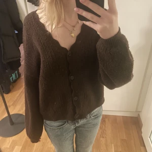 brun stickad tröja zara - Brun stickad tröja från Zara i storlek 164. 