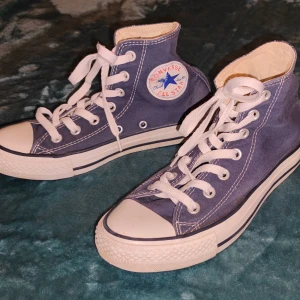 Converse - Converse Chuck Taylor All Star Blå. Märke blev lite suddigt, men jag bar dem endast 4ggr mellan år 2018-2020