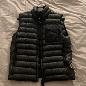 Stone Island väst - Säljer nu min stone väst då den e för liten. Grymt skick! Strl: S Kvitto från NK och alla tags finns. Fler bilder finns.
