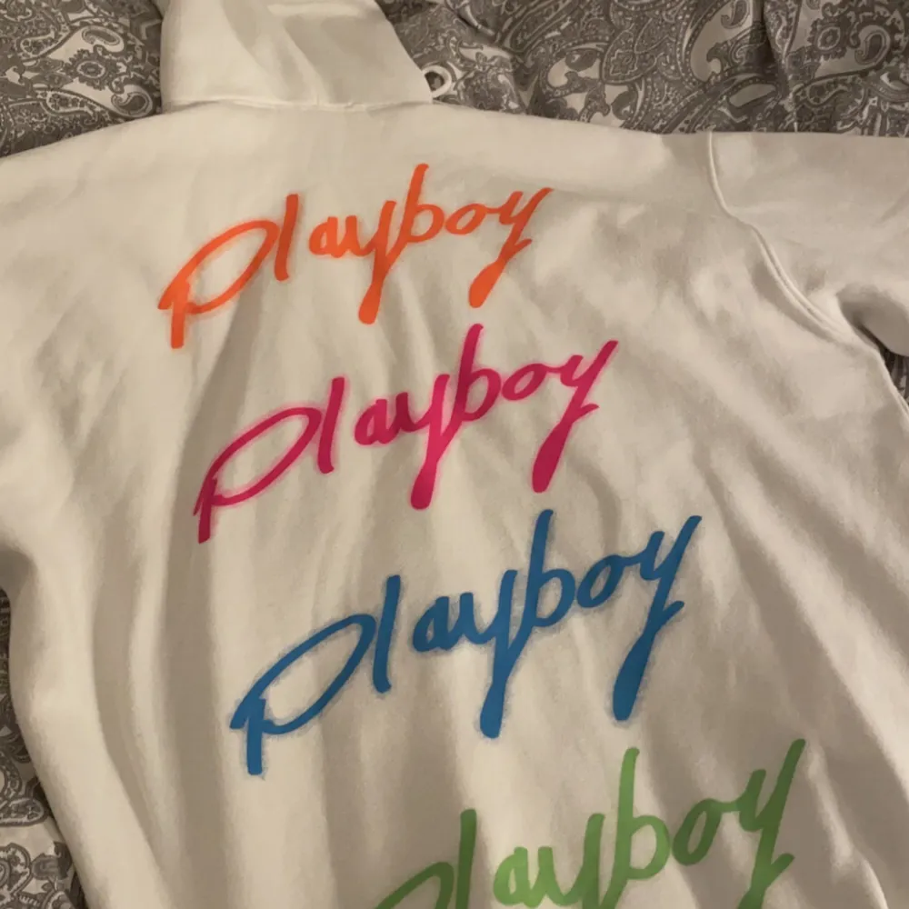 Oversized Playboy hoodie från missguided. Modellen med detta tryck säljs inte längre så passa på😊Priset går att diskuteras vid snabb affär. Hoodies.