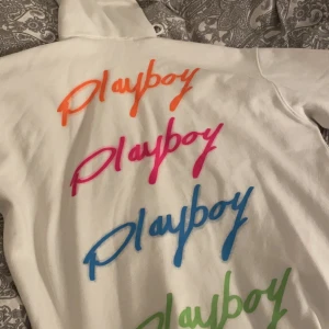 Playboy hoodie  - Oversized Playboy hoodie från missguided. Modellen med detta tryck säljs inte längre så passa på😊Priset går att diskuteras vid snabb affär