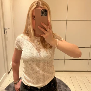 Virkad topp Zara - Säljer denna virkade topp från Zara i off white färg🫶🏼 sparsamt använd så fint skick. Möts upp på Östermalm eller fraktar 💕 DIREKTPRIS 300
