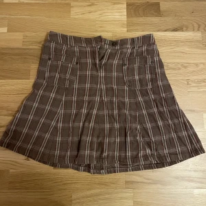 Gullig brunrutig kjol - Så gullig brunrutig kjol! Knappt använd då den tyvärr är lite för stor på mig. Storlek 38/40, passar mer som 40! 