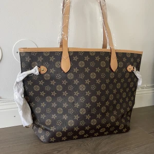 Helt ny snygg väska  - Helt ny  Mått 43x30cm   Finns i Stockholm Kan tas med den till Södertälje 