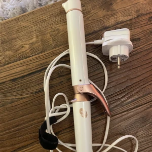 Locktång från T3 - Superbra locktång från T3, 32 mm 💕 Köpte den från en amerikansk hemsida så har satt på en adapter som man får på köpet 💕Säljer för 800 kr, nypris 1889 kr