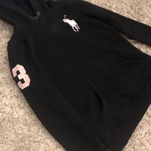 Hoodie - En basic svart Hoodie från Ralph Lauren i storlek S för ett billigt pris