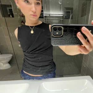 Zara Topp - Super fin fest topp från Zara. Köpt med prislapp kvar. Tycker inte att den passar mig tyvärr, därav säljer jag den❤️ den är liten i storleken så trots en M så rekomenderar jag den till någon med normalt S. Sista bilden är från hemsidan i samma modell fast!