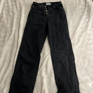 Nakd jeans strl 32! - Nakd (reborn) straight high waist jeans. Använda med inget märkbart så jätte fint skick på dom, otroligt sköna för att vara jenas.