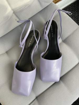 Trendiga mules från brittiska märken Charles&Keith i söt lila färg, storlek 38, normal i storlek. Aldrig använt, nya!